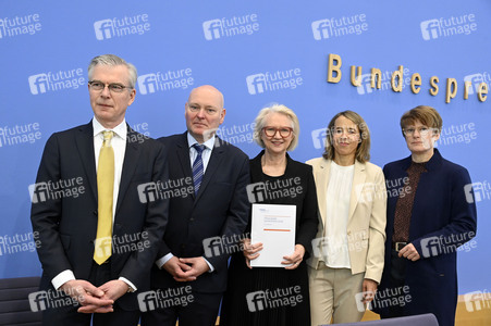 Bundespressekonferenz zur Vorstellung des Frühjahrsgutachten 2025 in Berlin
