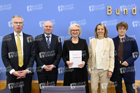 Bundespressekonferenz zur Vorstellung des Frühjahrsgutachten 2025 in Berlin