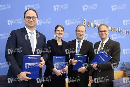 Bundespressekonferenz Vorstellung Gutachten Arzneimittel in Berlin