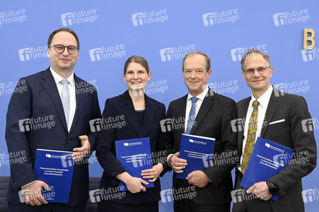 Bundespressekonferenz Vorstellung Gutachten Arzneimittel in Berlin