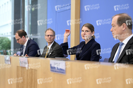 Bundespressekonferenz Vorstellung Gutachten Arzneimittel in Berlin