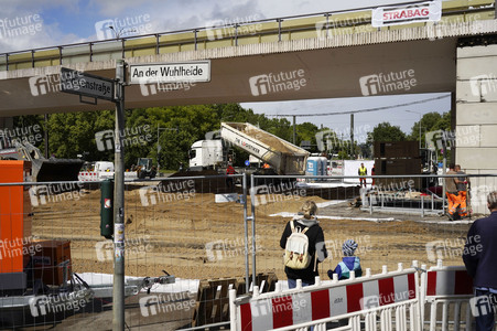 Abriss der kaputten Wuhlheide-Brücke in Berlin