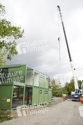 Aufbau eines Container-Dorfes für Geflüchtete in Berlin