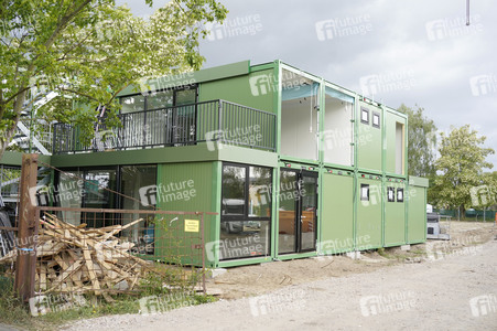 Aufbau eines Container-Dorfes für Geflüchtete in Berlin