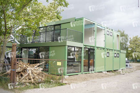 Aufbau eines Container-Dorfes für Geflüchtete in Berlin