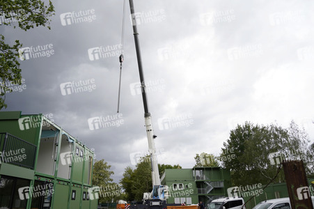 Aufbau eines Container-Dorfes für Geflüchtete in Berlin