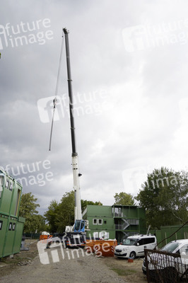 Aufbau eines Container-Dorfes für Geflüchtete in Berlin