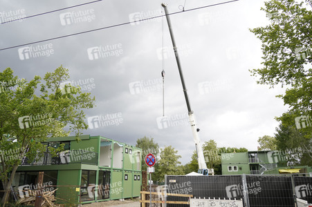 Aufbau eines Container-Dorfes für Geflüchtete in Berlin