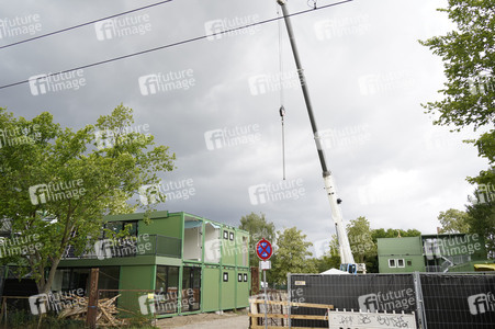Aufbau eines Container-Dorfes für Geflüchtete in Berlin