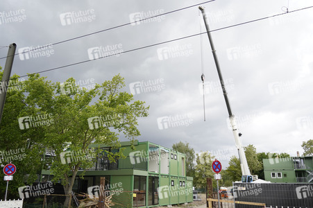 Aufbau eines Container-Dorfes für Geflüchtete in Berlin