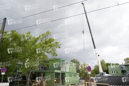 Aufbau eines Container-Dorfes für Geflüchtete in Berlin
