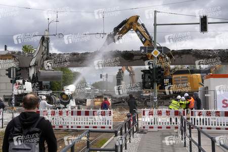Abriss der kaputten Wuhlheide-Brücke in Berlin
