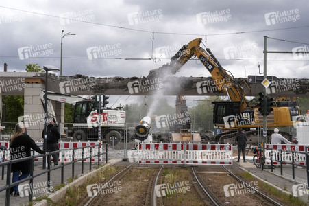 Abriss der kaputten Wuhlheide-Brücke in Berlin