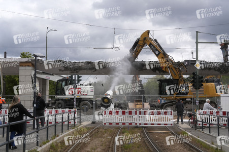 Abriss der kaputten Wuhlheide-Brücke in Berlin