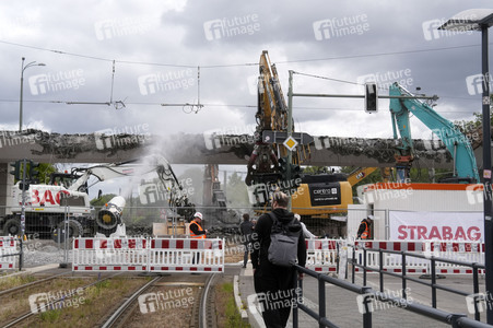 Abriss der kaputten Wuhlheide-Brücke in Berlin