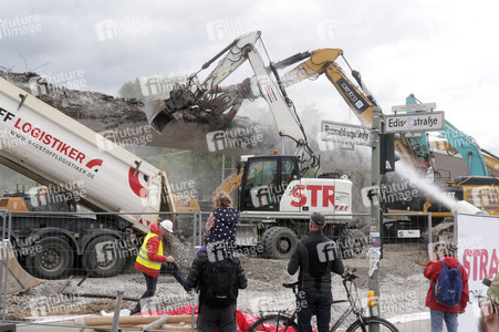 Abriss der kaputten Wuhlheide-Brücke in Berlin