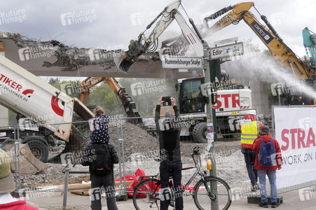 Abriss der kaputten Wuhlheide-Brücke in Berlin