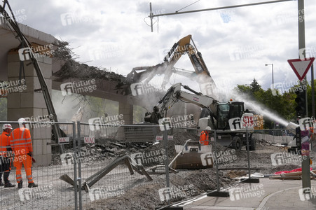 Abriss der kaputten Wuhlheide-Brücke in Berlin