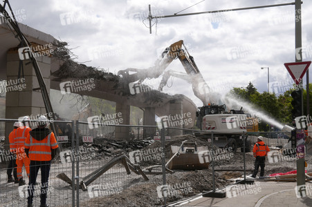 Abriss der kaputten Wuhlheide-Brücke in Berlin