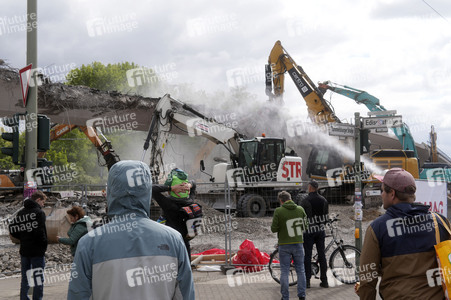 Abriss der kaputten Wuhlheide-Brücke in Berlin