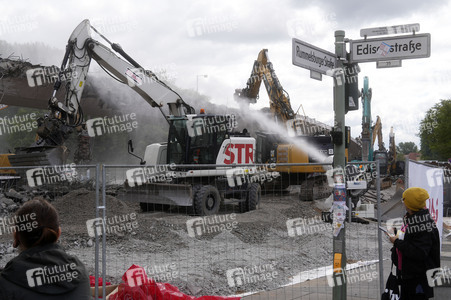 Abriss der kaputten Wuhlheide-Brücke in Berlin
