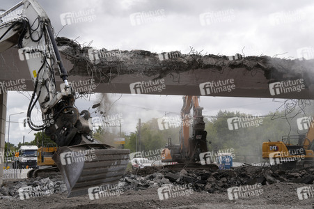 Abriss der kaputten Wuhlheide-Brücke in Berlin
