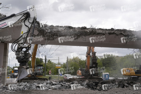Abriss der kaputten Wuhlheide-Brücke in Berlin