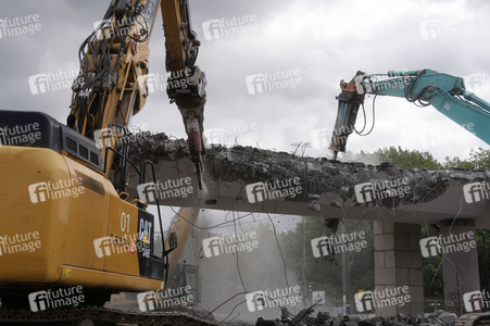 Abriss der kaputten Wuhlheide-Brücke in Berlin