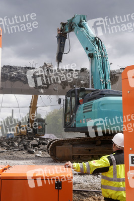 Abriss der kaputten Wuhlheide-Brücke in Berlin