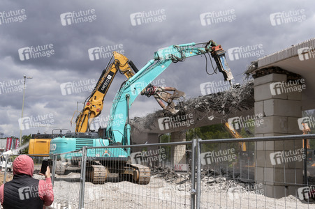 Abriss der kaputten Wuhlheide-Brücke in Berlin