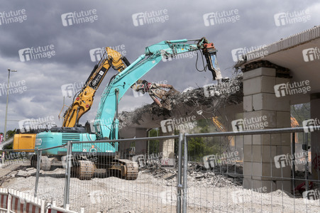 Abriss der kaputten Wuhlheide-Brücke in Berlin