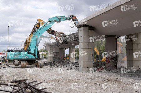 Abriss der kaputten Wuhlheide-Brücke in Berlin
