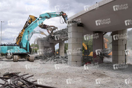 Abriss der kaputten Wuhlheide-Brücke in Berlin