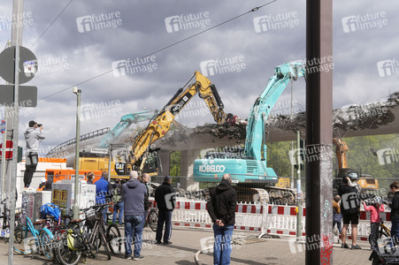Abriss der kaputten Wuhlheide-Brücke in Berlin