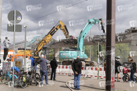 Abriss der kaputten Wuhlheide-Brücke in Berlin