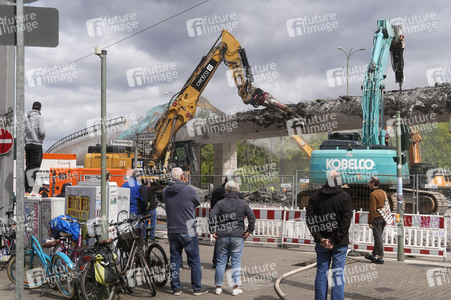 Abriss der kaputten Wuhlheide-Brücke in Berlin