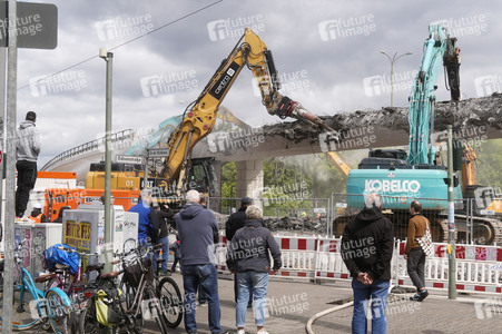 Abriss der kaputten Wuhlheide-Brücke in Berlin
