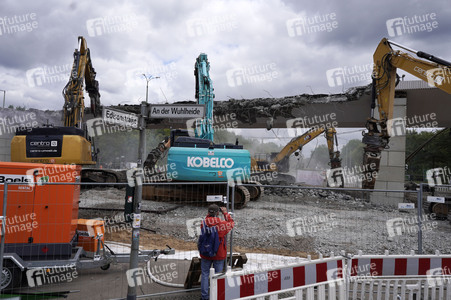 Abriss der kaputten Wuhlheide-Brücke in Berlin