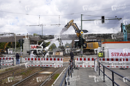 Abriss der kaputten Wuhlheide-Brücke in Berlin