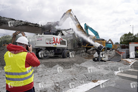 Abriss der kaputten Wuhlheide-Brücke in Berlin