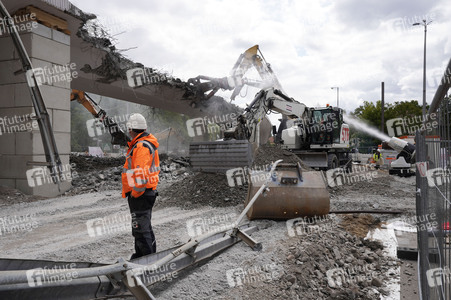 Abriss der kaputten Wuhlheide-Brücke in Berlin
