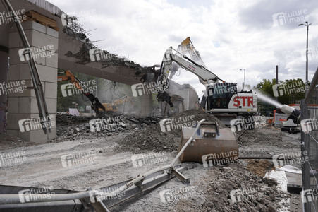Abriss der kaputten Wuhlheide-Brücke in Berlin