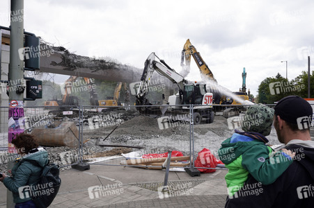 Abriss der kaputten Wuhlheide-Brücke in Berlin