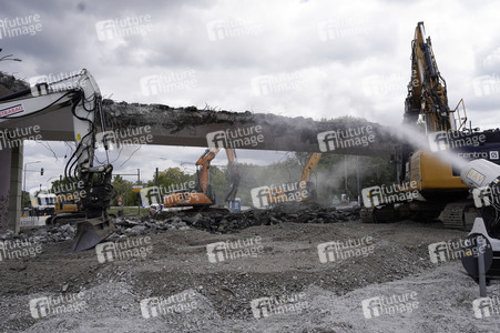 Abriss der kaputten Wuhlheide-Brücke in Berlin