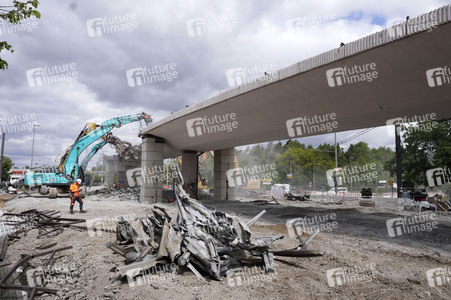 Abriss der kaputten Wuhlheide-Brücke in Berlin