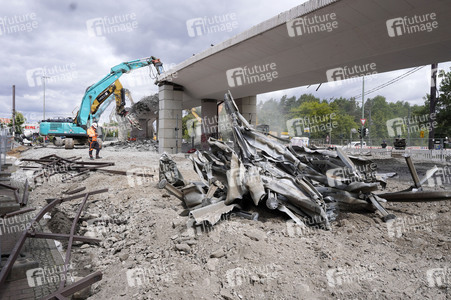 Abriss der kaputten Wuhlheide-Brücke in Berlin