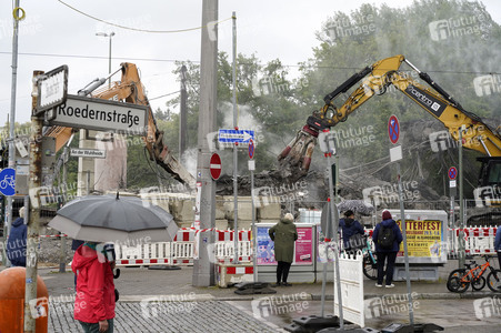 Abriss der kaputten Wuhlheide-Brücke in Berlin