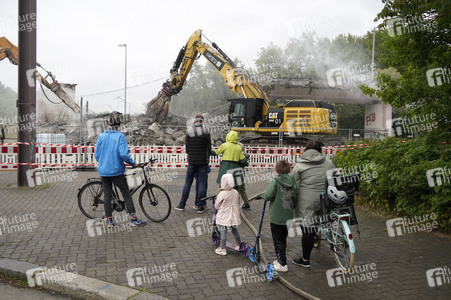 Abriss der kaputten Wuhlheide-Brücke in Berlin