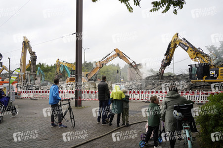 Abriss der kaputten Wuhlheide-Brücke in Berlin