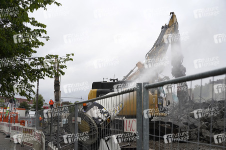 Abriss der kaputten Wuhlheide-Brücke in Berlin